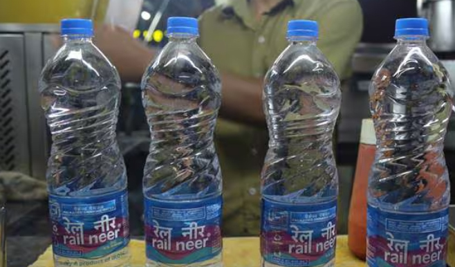 ਰੇਲ ਨੀਰ ਦੀਆਂ ਬੋਤਲਾਂ ਵਿੱਚ 48 ਲੀਟਰ ਦੇਸੀ ਸ਼ਰਾਬ ਬਰਾਮਦ 1 Untitled 1 30