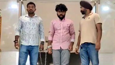 Photo of 18 ਸਾਲ ਤੋਂ ਵੱਧ ਉਮਰ ਦੇ ਨੌਜਵਾਨਾਂ ਅਤੇ ਔਰਤਾਂ ਨੂੰ ਬਿਨਾਂ ਕੱਪੜਿਆਂ ਦੇ ਪਾਰਟੀ ਵਿੱਚ ਆਉਣ ਦਾ ਸੱਦਾ, ਸੱਤ ਲੋਕ ਗ੍ਰਿਫ਼ਤਾਰ