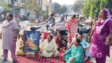 ਜਲੰਧਰ ਦੇ ਫੁੱਟਬਾਲ ਚੌਕ ‘ਤੇ ਵਾਲਮੀਕੀ ਭਾਈਚਾਰੇ ਵੱਲੋਂ ਧਰਨਾ, ਬੇਅਦਬੀ ਦਾ ਮਾਮਲਾ 3 Photo of ਜਲੰਧਰ ਦੇ ਫੁੱਟਬਾਲ ਚੌਕ ‘ਤੇ ਵਾਲਮੀਕੀ ਭਾਈਚਾਰੇ ਵੱਲੋਂ ਧਰਨਾ, ਬੇਅਦਬੀ ਦਾ ਮਾਮਲਾ