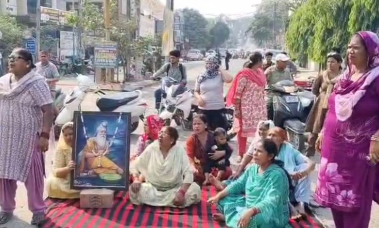 ਜਲੰਧਰ ਦੇ ਫੁੱਟਬਾਲ ਚੌਕ ‘ਤੇ ਵਾਲਮੀਕੀ ਭਾਈਚਾਰੇ ਵੱਲੋਂ ਧਰਨਾ, ਬੇਅਦਬੀ ਦਾ ਮਾਮਲਾ 1 D5