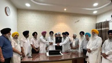 Photo of ਹੜ੍ਹ ਪੀੜਤਾਂ ਦੀ ਮਦਦ ਲਈ ਅੱਗੇ ਆਈ ਕਸ਼ਮੀਰ ਸਿੱਖ ਸੰਗਤ, SGPC ਨੂੰ ਦਿੱਤਾ 79.5 ਲੱਖ ਦਾ ਚੈੱਕ