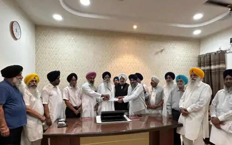 ਹੜ੍ਹ ਪੀੜਤਾਂ ਦੀ ਮਦਦ ਲਈ ਅੱਗੇ ਆਈ ਕਸ਼ਮੀਰ ਸਿੱਖ ਸੰਗਤ, SGPC ਨੂੰ ਦਿੱਤਾ 79.5 ਲੱਖ ਦਾ ਚੈੱਕ 1 Kashmir Sikh Sangat