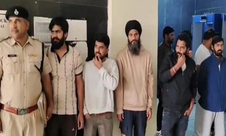 ਡਿਪੋਰਟ ਕੀਤੇ ਨੌਜਵਾਨਾਂ ਨੂੰ ਕੈਥਲ ਲੈ ਆਈ ਪੁਲਿਸ 1 MOTHA 6