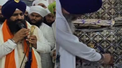 ਕਾਰਜਕਾਰੀ ਜਥੇਦਾਰ ਕੁਲਦੀਪ ਸਿੰਘ ਗੜਗੱਜ ਨੇ ਸਨਮਾਨ ਵਿੱਚ ਮਿਲਿਆ ਸੋਨੇ ਦਾ ਖੰਡਾ ਕੀਤਾ ਗੁਰੂ ਘਰ ਭੇਂਟ 6 Photo of ਕਾਰਜਕਾਰੀ ਜਥੇਦਾਰ ਕੁਲਦੀਪ ਸਿੰਘ ਗੜਗੱਜ ਨੇ ਸਨਮਾਨ ਵਿੱਚ ਮਿਲਿਆ ਸੋਨੇ ਦਾ ਖੰਡਾ ਕੀਤਾ ਗੁਰੂ ਘਰ ਭੇਂਟ