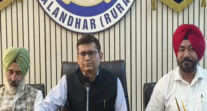 ਫਿਲੌਰ: SHO ਭੂਸ਼ਣ ਕੁਮਾਰ ਦੀ ਜਲਦੀ ਹੋਵੇਗੀ ਗ੍ਰਿਫ਼ਤਾਰੀ! ਬਾਲ ਕਮਿਸ਼ਨ ਦੇ ਚੇਅਰਮੈਨ ਨੇ ਕੀਤੀ ਮੀਟਿੰਗ 1 Untitled 1 73