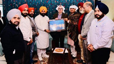 ਸਲਾਹਕਾਰ ਦੀਪਕ ਬਾਲੀ ਨੇ ਸ਼੍ਰੀਨਗਰ ਪਹੁੰਚ ਕੇ ਜੰਮੂ ਕਸ਼ਮੀਰ ਦੇ ਮੁੱਖ ਮੰਤਰੀ ਫਾਰੂਕ ਅਬਦੁੱਲਾ ਨਾਲ ਕੀਤੀ ਮੁਲਾਕਾਤ 3 Photo of ਸਲਾਹਕਾਰ ਦੀਪਕ ਬਾਲੀ ਨੇ ਸ਼੍ਰੀਨਗਰ ਪਹੁੰਚ ਕੇ ਜੰਮੂ ਕਸ਼ਮੀਰ ਦੇ ਮੁੱਖ ਮੰਤਰੀ ਫਾਰੂਕ ਅਬਦੁੱਲਾ ਨਾਲ  ਕੀਤੀ ਮੁਲਾਕਾਤ