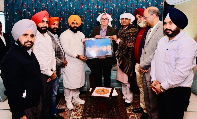 ਸਲਾਹਕਾਰ ਦੀਪਕ ਬਾਲੀ ਨੇ ਸ਼੍ਰੀਨਗਰ ਪਹੁੰਚ ਕੇ ਜੰਮੂ ਕਸ਼ਮੀਰ ਦੇ ਮੁੱਖ ਮੰਤਰੀ ਫਾਰੂਕ ਅਬਦੁੱਲਾ ਨਾਲ ਕੀਤੀ ਮੁਲਾਕਾਤ 1 WhatsApp Image 2025 10 27 at 6.35.37 PM