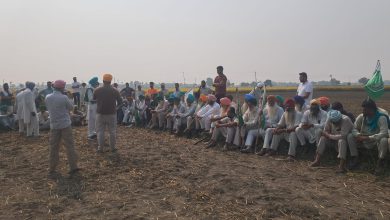 ਪਰਾਲੀ ਨੂੰ ਅੱਗ ਲਗਾਉਣ ਵਾਲੇ ਕਿਸਾਨ ਉੱਪਰ ਕਾਰਵਾਈ ਕਰਨ ਲਈ ਪਹੁੰਚੇ ਪ੍ਰਸ਼ਾਸਨ ਦੇ ਅਧਿਕਾਰੀਆਂ ਨੂੰ ਗਿਆ ਘੇਰਿਆ, ਅਧਿਕਾਰੀਆਂ ਨੇ ਲਿਖ਼ਤ ਚ ਕਾਰਵਾਈ ਨਾ ਕਰਨ ਦਾ ਦਿੱਤਾ ਭਰੋਸਾ 3 Photo of ਪਰਾਲੀ ਨੂੰ ਅੱਗ ਲਗਾਉਣ ਵਾਲੇ ਕਿਸਾਨ ਉੱਪਰ ਕਾਰਵਾਈ ਕਰਨ ਲਈ ਪਹੁੰਚੇ ਪ੍ਰਸ਼ਾਸਨ ਦੇ ਅਧਿਕਾਰੀਆਂ ਨੂੰ ਗਿਆ ਘੇਰਿਆ, ਅਧਿਕਾਰੀਆਂ ਨੇ ਲਿਖ਼ਤ ਚ ਕਾਰਵਾਈ ਨਾ ਕਰਨ ਦਾ ਦਿੱਤਾ ਭਰੋਸਾ