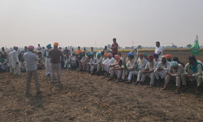 ਪਰਾਲੀ ਨੂੰ ਅੱਗ ਲਗਾਉਣ ਵਾਲੇ ਕਿਸਾਨ ਉੱਪਰ ਕਾਰਵਾਈ ਕਰਨ ਲਈ ਪਹੁੰਚੇ ਪ੍ਰਸ਼ਾਸਨ ਦੇ ਅਧਿਕਾਰੀਆਂ ਨੂੰ ਗਿਆ ਘੇਰਿਆ, ਅਧਿਕਾਰੀਆਂ ਨੇ ਲਿਖ਼ਤ ਚ ਕਾਰਵਾਈ ਨਾ ਕਰਨ ਦਾ ਦਿੱਤਾ ਭਰੋਸਾ 1 WhatsApp Image 2025 10 28 at 4.04.47 PM