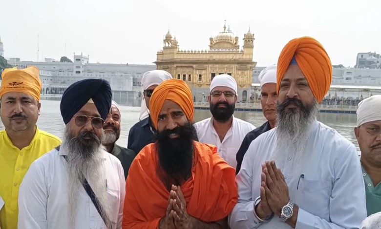 ਰਾਮਦੇਵ ਨੇ ਹੜ੍ਹ ਪੀੜਤਾਂ ਲਈ SGPC ਨੂੰ ਦਿੱਤਾ ਕਰੋੜ ਦਾ ਚੈੱਕ 1 baba ramdev darbar sahib
