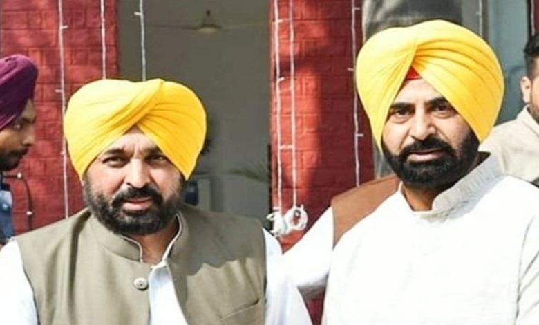 ਹਰਿਆਣਾ ਦੇ ਕੈਥਲ ਜ਼ਿਲ੍ਹੇ 'ਚ AAP ਵਿਧਾਇਕ ਕੁਲਵੰਤ ਬਾਜ਼ੀਗਰ ਤੇ ਉਨ੍ਹਾਂ ਦੇ ਦੋ ਬੇਟਿਆਂ ਸਮੇਤ 11 ਲੋਕਾਂ ਖ਼ਿਲਾਫ਼ ਮਾਮਲਾ ਦਰਜ 1 bazigar