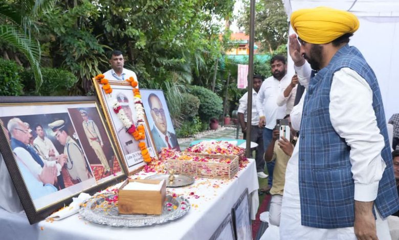 cm bhagwant mann meet family Haryana ADGP Pooran Kumar suicide case 1