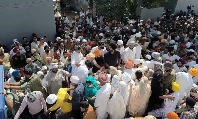 ਰਾਜਵੀਰ ਜਵੰਦਾ ਨੂੰ ਅੰਤਿਮ ਵਿਦਾਈ ਦੇਣ ਪਹੁੰਚੇ ਸੀਐਮ ਭਗਵੰਤ ਮਾਨ, ਪਰਿਵਾਰ ਨਾਲ ਸਾਂਝਾ ਕੀਤਾ ਦੁੱਖ 1 jw