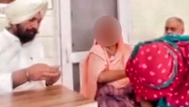 ਨਸ਼ੇ ਦੀ ਲਤ ਦਾ ਡੰਗ: ਇੱਕ ਔਰਤ ਆਪਣੀ ਨਸ਼ਿਆਂ ਦੀ ਆਦੀ ਧੀ ਨਾਲ ਵਿਧਾਇਕ ਦਫ਼ਤਰ ਪਹੁੰਚੀ 3 Photo of ਨਸ਼ੇ ਦੀ ਲਤ ਦਾ ਡੰਗ: ਇੱਕ ਔਰਤ ਆਪਣੀ ਨਸ਼ਿਆਂ ਦੀ ਆਦੀ ਧੀ ਨਾਲ ਵਿਧਾਇਕ ਦਫ਼ਤਰ ਪਹੁੰਚੀ