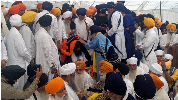 ਸਿੱਖ ਸੰਪਰਦਾ ਦੇ ਅੰਦਰ ਚੱਲ ਰਿਹਾ ਵਿਵਾਦ ਖਤਮ: ਗਿਆਨੀ ਕੁਲਦੀਪ ਸਿੰਘ ਗੜਗੱਜ ਨੂੰ ਦੁਬਾਰਾ ਤਾਜ ਪਹਿਨਾਇਆ ਗਿਆ 1 sa 6