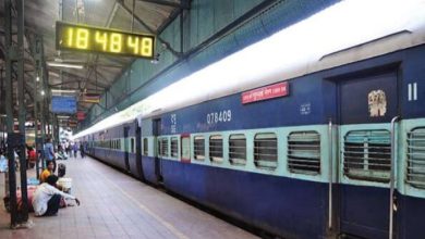 ਚੱਕਰਵਾਤ ਮੋਂਥਾ: ਤੂਫਾਨ ਅਤੇ ਭਾਰੀ ਮੀਂਹ ਕਾਰਨ ਦਰਜਨਾਂ ਰੇਲਗੱਡੀਆਂ ਰੱਦ, ਉਡਾਣ ਸੰਬੰਧੀ ਐਡਵਾਇਜ਼ਰੀ ਜਾਰੀ 4 Photo of ਚੱਕਰਵਾਤ ਮੋਂਥਾ: ਤੂਫਾਨ ਅਤੇ ਭਾਰੀ ਮੀਂਹ ਕਾਰਨ ਦਰਜਨਾਂ ਰੇਲਗੱਡੀਆਂ ਰੱਦ, ਉਡਾਣ ਸੰਬੰਧੀ ਐਡਵਾਇਜ਼ਰੀ ਜਾਰੀ