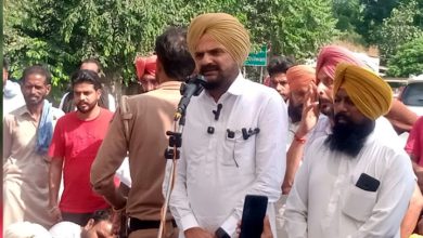 Photo of ਸਰਪੰਚ ਦੇ ਪੁੱਤਰ ਦਾ ਕਤਲ ਮਾਮਲਾ: ਦੂਜੇ ਦਿਨ ਵੀ ਧਰਨਾ ਜਾਰੀ; ਸਿੱਧੂ ਮੂਸੇਵਾਲਾ ਦੇ ਪਿਤਾ ਵੀ ਪਹੁੰਚੇ