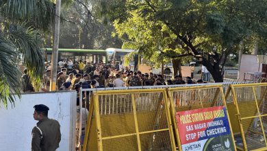 Photo of ਪੁਲਿਸ ਨੇ ਗੇਟ ਨੰਬਰ 2 ’ਤੇ ਐਂਟਰੀ ਕੀਤੀ ਬੰਦ, ਵਿਦਿਆਰਥੀ ਗੇਟ ਨੰਬਰ-1 ਨੂੰ ਤੋੜ ਕੇ ਯੂਨੀਵਰਸਿਟੀ ’ਚ ਹੋਏ ਦਾਖਲ, ਭਾਰੀ ਹੰਗਾਮਾ