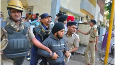 Photo of ਵਿਦਿਆਰਥੀਆਂ ਦਾ ਪ੍ਰਸਾਸ਼ਨ ਨੂੰ ਅਲਟੀਮੇਟਮ, ਹਿਰਾਸਤ ‘ਚ ਲਏ ਵਿਦਿਆਰਥੀ ਛੱਡੇ ਜਾਣ