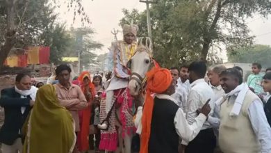 ਰੇਵਾੜੀ ਜ਼ਿਲ੍ਹੇ 'ਚ 150 ਸਾਲ ਪੁਰਾਣੀ ਬੁਰੀ ਪਰੰਪਰਾ ਤੋੜੀ, ਚੜ੍ਹਿਆ ਘੋੜੀ 4 Photo of ਰੇਵਾੜੀ ਜ਼ਿਲ੍ਹੇ ‘ਚ 150 ਸਾਲ ਪੁਰਾਣੀ ਬੁਰੀ ਪਰੰਪਰਾ ਤੋੜੀ, ਚੜ੍ਹਿਆ ਘੋੜੀ