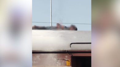 Photo of ਟ੍ਰੇਨ ਦੀ ਛੱਤ ‘ਤੇ ਚੜਿਆ ਵਿਅਕਤੀ ਸੜਿਆ, ਗੱਡੀ ਰੁਕਦੇ ਦੀ ਹੀ ਡੱਬੇ ‘ਤੇ ਚੜ੍ਹ ਫੜ ਲਈ ਤਾਰ