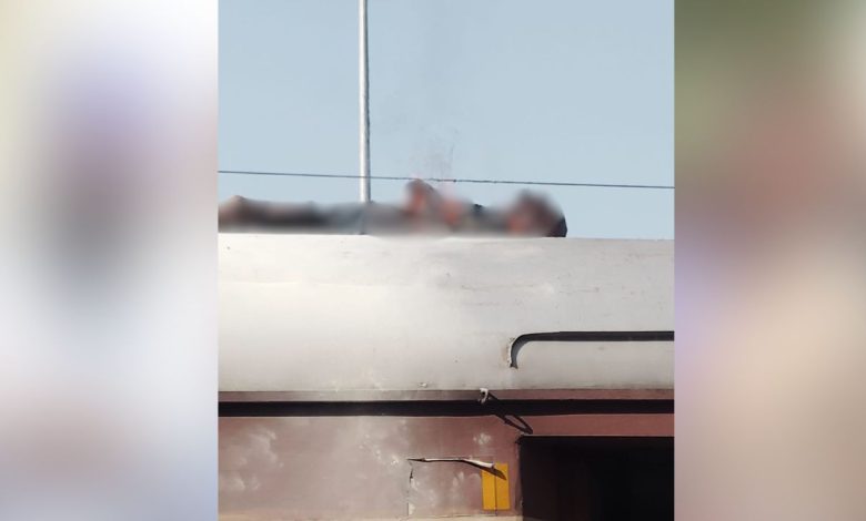 ਟ੍ਰੇਨ ਦੀ ਛੱਤ ‘ਤੇ ਚੜਿਆ ਵਿਅਕਤੀ ਸੜਿਆ, ਗੱਡੀ ਰੁਕਦੇ ਦੀ ਹੀ ਡੱਬੇ ‘ਤੇ ਚੜ੍ਹ ਫੜ ਲਈ ਤਾਰ 1 JALANDHAR current 1