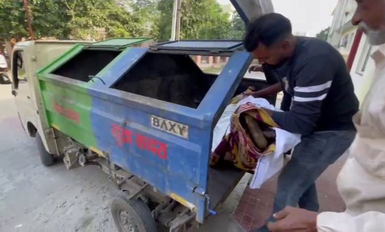 ਇਨਸਾਨੀਅਤ ਸ਼ਰਮਸਾਰ! ਫਗਵਾੜਾ ‘ਚ ਲਾਸ਼ ਨੂੰ ਨਹੀਂ ਨਸੀਬ ਹੋਈ ਐਂਬੂਲੈਂਸ, ਕੂੜਾ ਚੁੱਕਣ ਵਾਲੇ ਵਾਹਨ ‘ਚ ਲੈ ਕੇ ਗਏ ਸ਼ਮਸ਼ਾਨ 1 Phagwara dead body garbage truck 1