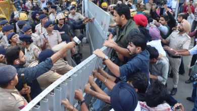 Photo of ਪੰਜਾਬ ਯੂਨੀਵਰਸਿਟੀ ਗੇਟ ਨੰਬਰ 1 ਖੋਲ੍ਹਣ ਵਾਲੇ ਨੋਜਵਾਨਾਂ ਖਿਲਾਫ਼ ਮਾਮਲਾ ਦਰਜ