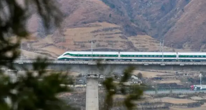 ਰੇਲਗੱਡੀ ਪਟੜੀਆਂ 'ਤੇ ਕੰਮ ਕਰ ਰਹੇ ਰੇਲਵੇ ਕਰਮਚਾਰੀਆਂ ਚੋਂ ਗਿਆਰਾਂ ਮਜ਼ਦੂਰਾਂ ਦੀ ਮੌਤ 1 h 21