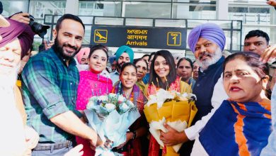Photo of ਪੰਜਾਬ ਸਰਕਾਰ ਵੱਲੋਂ ਵਿਸ਼ਵ ਚੈਂਪੀਅਨ ਕ੍ਰਿਕਟ ਖਿਡਾਰਨਾਂ ਅਮਨਜੋਤ ਕੌਰ ਤੇ ਹਰਲੀਨ ਦਿਓਲ ਦਾ ਮੋਹਾਲੀ ਪੁੱਜਣ ਉੱਤੇ ਸਵਾਗਤ