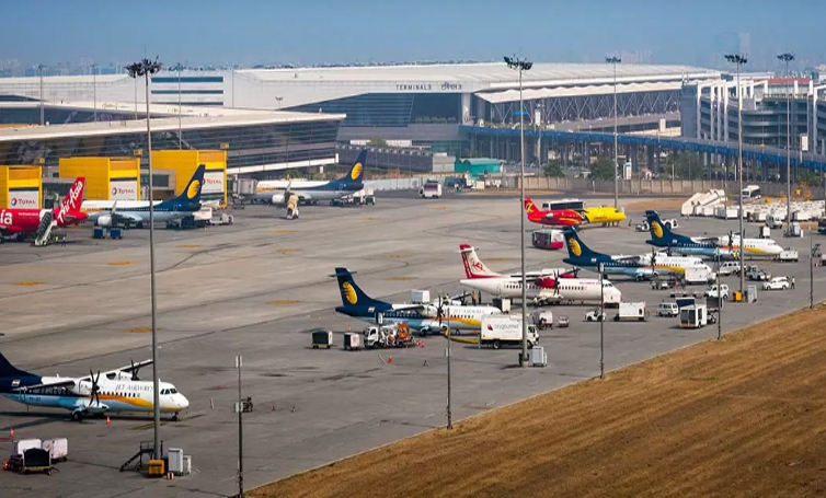 ਦਿੱਲੀ ਹਵਾਈ ਅੱਡੇ 'ਤੇ ਆਈ ਵੱਡੀ ਤਕਨੀਕੀ ਖਰਾਬੀ, 200 ਤੋਂ ਵੱਧ ਉਡਾਣਾਂ ਵਿੱਚ ਆਈ ਦੇਰੀ 1 sa 5