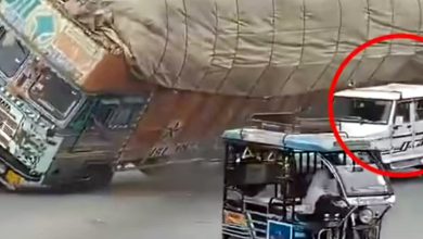 Photo of ਅੱਖ ਝਪਕਦੇ ਹੀ ਬਲੈਰੋ ਉਪਰ ਪਲਟ ਗਿਆ ਤੂੜੀ ਦਾ ਭਰਿਆ ਟਰੱਕ