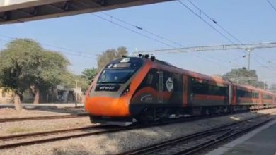 ਅੱਧੇ ਘੰਟੇ ਤੱਕ ਰੋਕਿਆ ਗਿਆ ਵੰਦੇ ਭਾਰਤ ਐਕਸਪ੍ਰੈਸ ਨੂੰ, 100 ਲੋਕਾਂ ਖਿਲਾਫ ਮਾਮਲਾ ਦਰਜ 5 Photo of ਅੱਧੇ ਘੰਟੇ ਤੱਕ ਰੋਕਿਆ ਗਿਆ ਵੰਦੇ ਭਾਰਤ ਐਕਸਪ੍ਰੈਸ ਨੂੰ, 100 ਲੋਕਾਂ ਖਿਲਾਫ ਮਾਮਲਾ ਦਰਜ