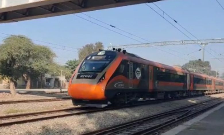 ਅੱਧੇ ਘੰਟੇ ਤੱਕ ਰੋਕਿਆ ਗਿਆ ਵੰਦੇ ਭਾਰਤ ਐਕਸਪ੍ਰੈਸ ਨੂੰ, 100 ਲੋਕਾਂ ਖਿਲਾਫ ਮਾਮਲਾ ਦਰਜ 1 595791757 1390893802991050 7419038789000384252 n