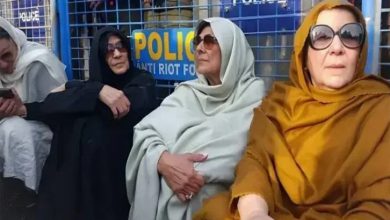 Photo of ਇਮਰਾਨ ਖਾਨ ਦੀ ਭੈਣਾਂ ਨੂੰ ਜੇਲ੍ਹ ਤੋਂ ਬਾਹਰ ਧਰਨਾ ਦੇਣਾ ਪਿਆ ਮਹਿੰਗਾ, ਅੱਤਵਾਦ ਵਿਰੋਧੀ ਐਕਟ ਤਹਿਤ ਮਾਮਲਾ ਹੋਇਆ ਦਰਜ