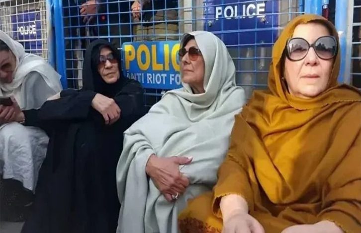 ਇਮਰਾਨ ਖਾਨ ਦੀ ਭੈਣਾਂ ਨੂੰ ਜੇਲ੍ਹ ਤੋਂ ਬਾਹਰ ਧਰਨਾ ਦੇਣਾ ਪਿਆ ਮਹਿੰਗਾ, ਅੱਤਵਾਦ ਵਿਰੋਧੀ ਐਕਟ ਤਹਿਤ ਮਾਮਲਾ ਹੋਇਆ ਦਰਜ 1 Untitled 1 6