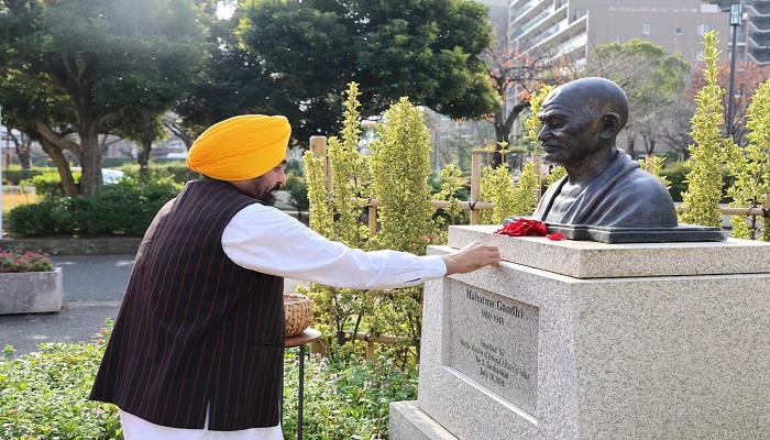 ਜਾਪਾਨ ਦੌਰੇ ‘ਤੇ CM ਮਾਨ, ਮਹਾਤਮਾ ਗਾਂਧੀ ਨੂੰ ਭੇਟ ਕੀਤੀ ਸ਼ਰਧਾਂਜਲੀ: ਜਾਪਾਨੀ ਕੰਪਨੀਆਂ ਨਾਲ ਕਰਨਗੇ ਮੀਟਿੰਗ 1 WhatsApp Image 2025 12 02 at 2.17.22 PM