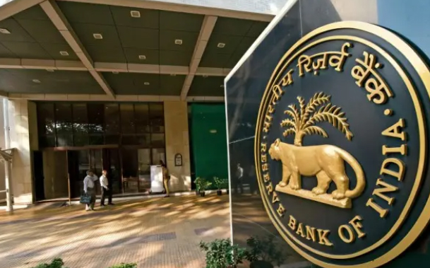 RBI ਨੇ ਆਮ ਲੋਕਾਂ ਨੂੰ ਨਵੇਂ ਸਾਲ ਦਾ ਦਿੱਤਾ ਤੋਹਫ਼ਾ, ਘਰ ਅਤੇ ਕਾਰ ਲੋਨ ‘ਤੇ EMI ਘਟਾਈ 1 d5 42