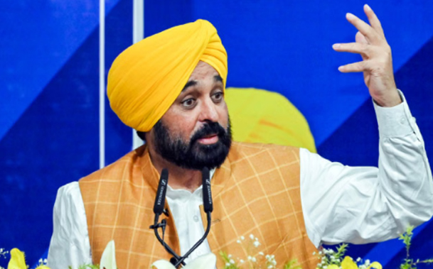 ਗ੍ਰਹਿ ਵਿਭਾਗ ਤੇ ਸਰਕਾਰ ਦੇ ਹੋਰ ਉੱਚ ਅਧਿਕਾਰੀਆਂ ’ਤੇ SSP ਰਵਜੋਤ ਗਰੇਵਾਲ ਨੂੰ ਬਹਾਲ ਕਰਨ ਲਈ ਦਬਾਅ! 1 d5 56