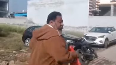 ਨੌਮੀਨੇਸ਼ਨ ਵੇਲੇ ਮਹਿਲਾ ਕਾਂਗਰਸ ਉਮੀਦਵਾਰ ਦੇ ਕਾਗਜ਼ ਖੋਹ ਕੇ ਭੱਜਿਆ ਸ਼ਖ਼ਸ 6 Photo of ਨੌਮੀਨੇਸ਼ਨ ਵੇਲੇ ਮਹਿਲਾ ਕਾਂਗਰਸ ਉਮੀਦਵਾਰ ਦੇ ਕਾਗਜ਼ ਖੋਹ ਕੇ ਭੱਜਿਆ ਸ਼ਖ਼ਸ