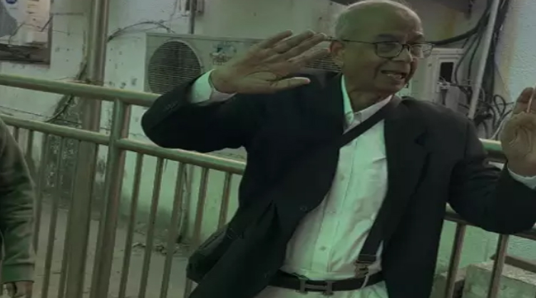 ਸਾਬਕਾ ਚੀਫ਼ ਜਸਟਿਸ ‘ਤੇ ਬੂਟ ਸੁੱਟਣ ਵਾਲੇ ਵਕੀਲ ‘ਤੇ ਹਮਲਾ, ਚੱਪਲਾਂ ਨਾਲ ਕੁੱਟਿਆ 1 tk 8