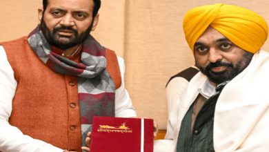 Photo of SYL ਵਿਵਾਦ, ਹਰਿਆਣਾ ਅਤੇ ਪੰਜਾਬ ਦੇ ਮੁੱਖ ਮੰਤਰੀਆਂ ਦੀ ਮੁਲਾਕਾਤ, ਅਧਿਕਾਰੀਆਂ ਨੂੰ ਹੱਲ ਲਈ ਗੱਲਬਾਤ ਕਰਨ ਦਾ ਕੰਮ ਸੌਂਪਿਆ