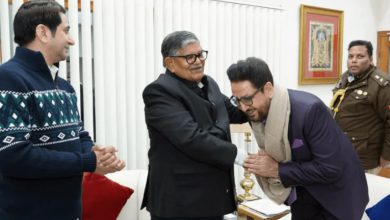 Photo of ਗਾਇਕ  ਗੁਰਦਾਸ ਮਾਨ ਨੇ ਪੰਜਾਬ ਦੇ ਰਾਜਪਾਲ ਤੇ ਚੰਡੀਗੜ੍ਹ ਦੇ ਪ੍ਰਸ਼ਾਸਕ ਗੁਲਾਬ ਚੰਦ ਕਟਾਰੀਆ ਨਾਲ ਕੀਤੀ ਮੁਲਾਕਾਤ