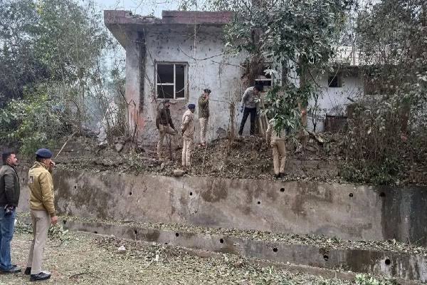 ਨਵੇਂ ਸਾਲ 'ਤੇ ਪੁਲਸ ਸਟੇਸ਼ਨ ਨੇੜੇ ਧਮਾਕਾ, ਹਸਪਤਾਲ ਸਣੇ ਕਈ ਇਮਾਰਤਾਂ ਦੇ ਟੁੱਟੇ ਸ਼ੀਸ਼ੇ 1 images 2026 01 01T132453.073