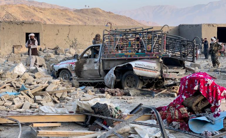 ਪਾਕਿਸਤਾਨ ਨੇ ਅਫਗਾਨ ਸ਼ਹਿਰਾਂ ਕਾਬੁਲ ਅਤੇ ਕੰਧਾਰ 'ਤੇ ਕੀਤੀ ਬੰਬਾਰੀ, ਦਰਜਨਾਂ ਸੈਨਿਕ ਮਾਰੇ ਗਏ 1 AFP 20260222 98HL6MK v1 HighRes AfghanistanPakistanAttacks 1771738373 1