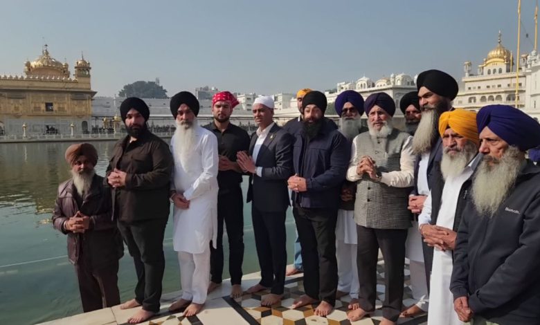 ਕੈਨੇਡਾ ਦੇ ਤਿੰਨ ਸਿੱਖ MPs ਨੇ ਦਰਬਾਰ ਸਾਹਿਬ ‘ਚ ਟੇਕਿਆ ਮੱਥਾ, SGPC ਪ੍ਰਧਾਨ ਵੱਲੋਂ ਨਿੱਘਾ ਸਵਾਗਤ 1 Canadian Sikh MPs bow down at Golden Temple Amritsar
