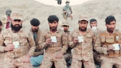 Photo of ਬਲੋਚ ਲੜਾਕਿਆਂ ਦੀ ਕੈਦ ਵਿੱਚ ਰੋਂਦੇ ਹੋਏ ਪਾਕਿਸਤਾਨੀ ਫੌਜੀ: ਕਿਹਾ- ਅਸੀਂ ਦੇਸ਼ ਲਈ ਲੜਦੇ ਹਾਂ, ਪਰ ਸਰਕਾਰ ਨੂੰ ਸਾਡੀ ਕੋਈ ਪਰਵਾਹ ਨਹੀਂ