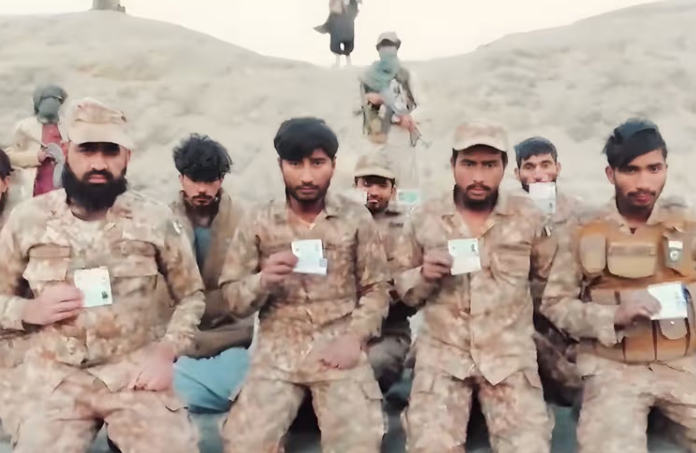 ਬਲੋਚ ਲੜਾਕਿਆਂ ਦੀ ਕੈਦ ਵਿੱਚ ਰੋਂਦੇ ਹੋਏ ਪਾਕਿਸਤਾਨੀ ਫੌਜੀ: ਕਿਹਾ- ਅਸੀਂ ਦੇਸ਼ ਲਈ ਲੜਦੇ ਹਾਂ, ਪਰ ਸਰਕਾਰ ਨੂੰ ਸਾਡੀ ਕੋਈ ਪਰਵਾਹ ਨਹੀਂ 1 PK