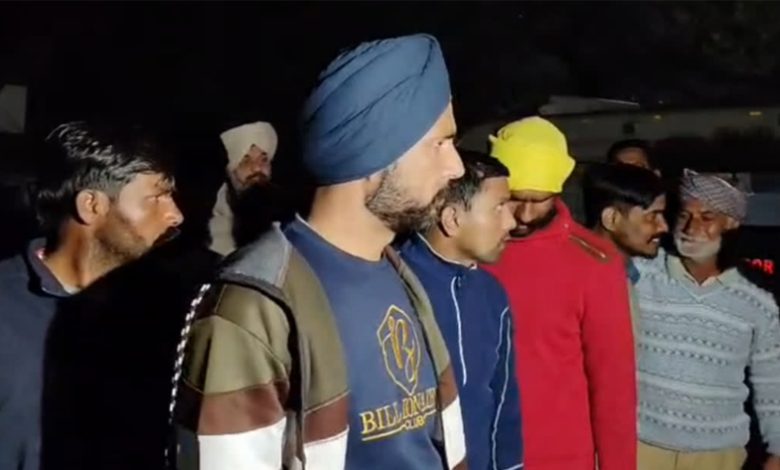 ਪਾਕਿਸਤਾਨ ਤੋਂ ਰਿਹਾਅ ਹੋ ਕੇ ਵਾਪਸ ਆਏ 7 ਭਾਰਤੀ ਨਾਗਰਿਕ, ਅਟਾਰੀ–ਵਾਹਘਾ ਸਰਹੱਦ ’ਤੇ ਭਾਵੁਕ ਮਿਲਾਪ 1 Untitled 1 7