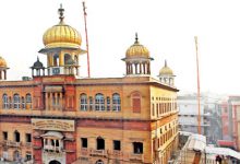 ਕੀਰਤਨ ਦਰਬਾਰ ਦੌਰਾਨ ਮਾਈਕ ਨੂੰ ਲੈ ਕੇ ਵਿਵਾਦ, ਗੁਰਦੁਆਰਾ ਸੀਸ ਗੰਜ ਸਾਹਿਬ ਵਿੱਚ ਦੋ ਅਹੁਦੇਦਾਰਾਂ ਦੀ ਬਹਿਸ ਤੋਂ ਬਾਅਦ ਸਖ਼ਤ ਹੁਕਮ ਜਾਰੀ 20 Photo of ਕੀਰਤਨ ਦਰਬਾਰ ਦੌਰਾਨ ਮਾਈਕ ਨੂੰ ਲੈ ਕੇ ਵਿਵਾਦ, ਗੁਰਦੁਆਰਾ ਸੀਸ ਗੰਜ ਸਾਹਿਬ ਵਿੱਚ ਦੋ ਅਹੁਦੇਦਾਰਾਂ ਦੀ ਬਹਿਸ ਤੋਂ ਬਾਅਦ ਸਖ਼ਤ ਹੁਕਮ ਜਾਰੀ